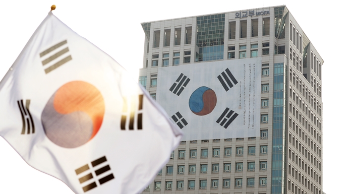 日本支配から開放を望む朝鮮民族が起こした独立運動「３・１運動」１００周年を記念し、建物に設置された韓国の国旗「太極旗」の様子＝ソウル光化門、ゾン・ハン撮影